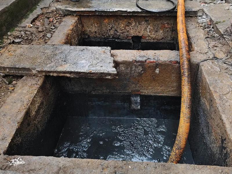 沿江清理化粪池